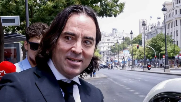 Presidente del Rayo Vallecano denuncia amenazas de muerte y corona funeraria en casa de su madre Presidente del Rayo Vallecano denuncia amenazas de muerte y corona funeraria en casa de su madre