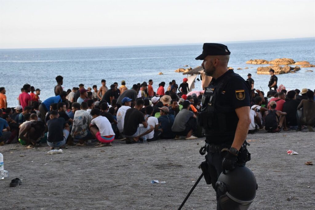 Más de 1,200 migrantes son reubicados en centros de acogida en Ceuta tras concentración en playa Más de 1,200 migrantes son reubicados en centros de acogida en Ceuta tras concentración en playa
