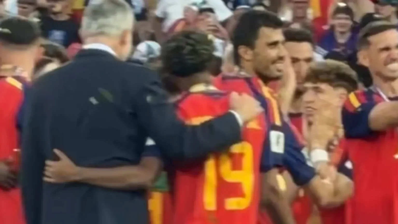 El Rey Felipe VI rompe protocolo con abrazo efusivo a Lamine Yamal tras ganar el Mundial El Rey Felipe VI rompe protocolo con abrazo efusivo a Lamine Yamal tras ganar el Mundial