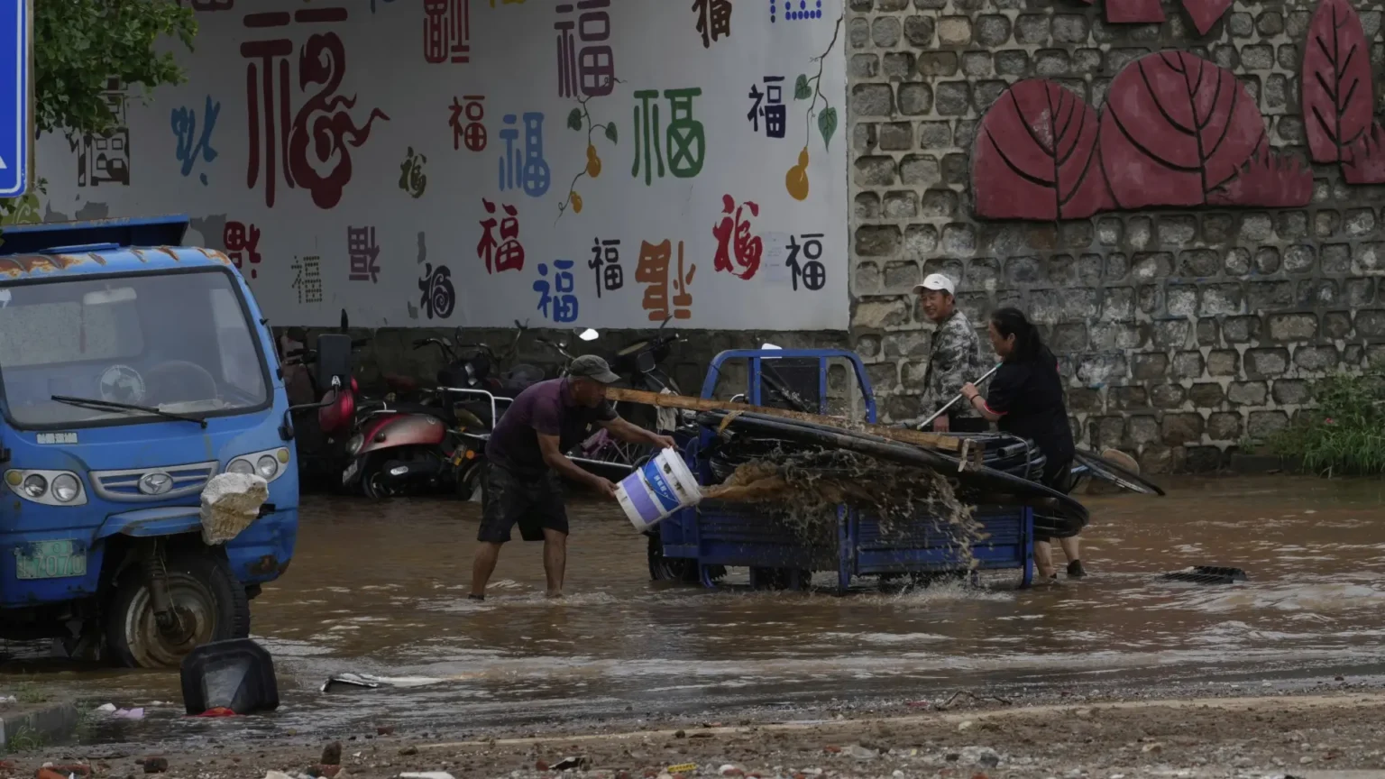 Al menos 10 muertos y 23 heridos tras riada en zona turística de Gansu, China Al menos 10 muertos y 23 heridos tras riada en zona turística de Gansu, China