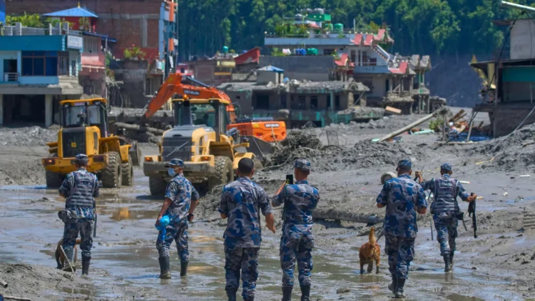 Devastadora riada en el norte de Nepal deja 332 muertos y más de mil personas desaparecidas Devastadora riada en el norte de Nepal deja 332 muertos y más de mil personas desaparecidas