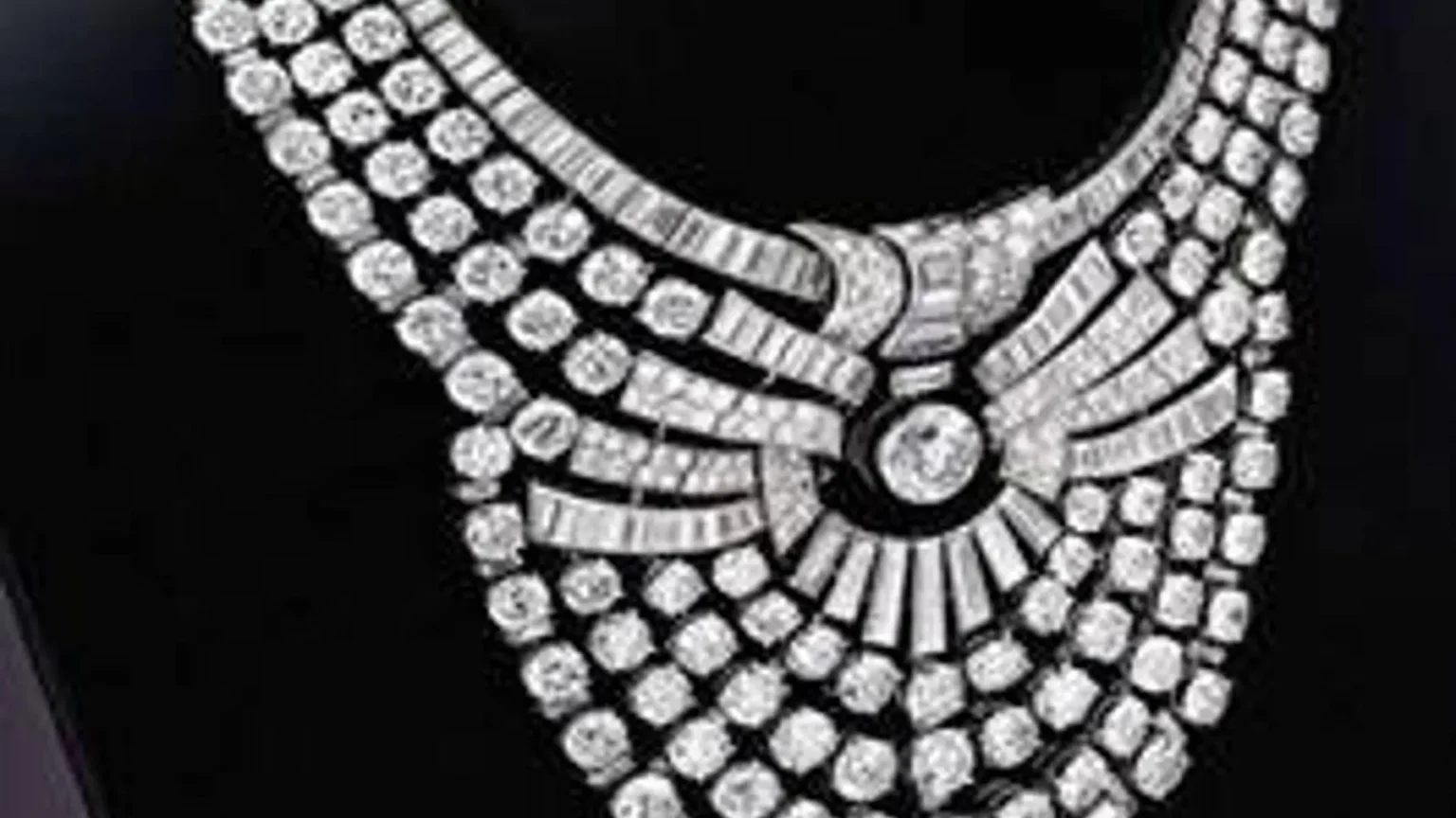 Austria lanza orden internacional contra dos ladrones que robaron collar de diamantes valuado en 4 millones de dólares