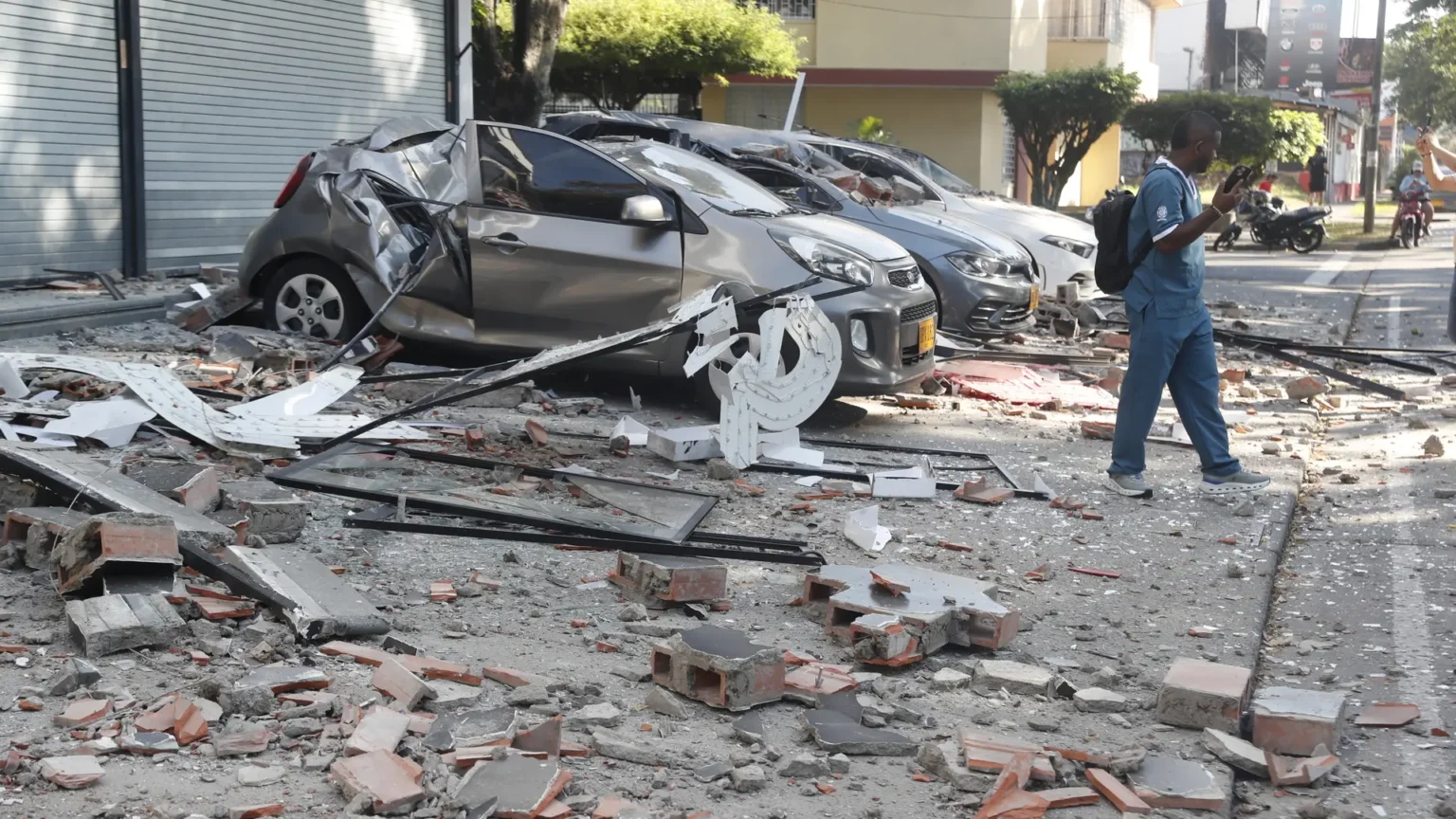 Terremoto de magnitud 7.4 sacude Colombia y deja al menos 132 muertos y cientos de heridos Terremoto de magnitud 7.4 sacude Colombia y deja al menos 132 muertos y cientos de heridos
