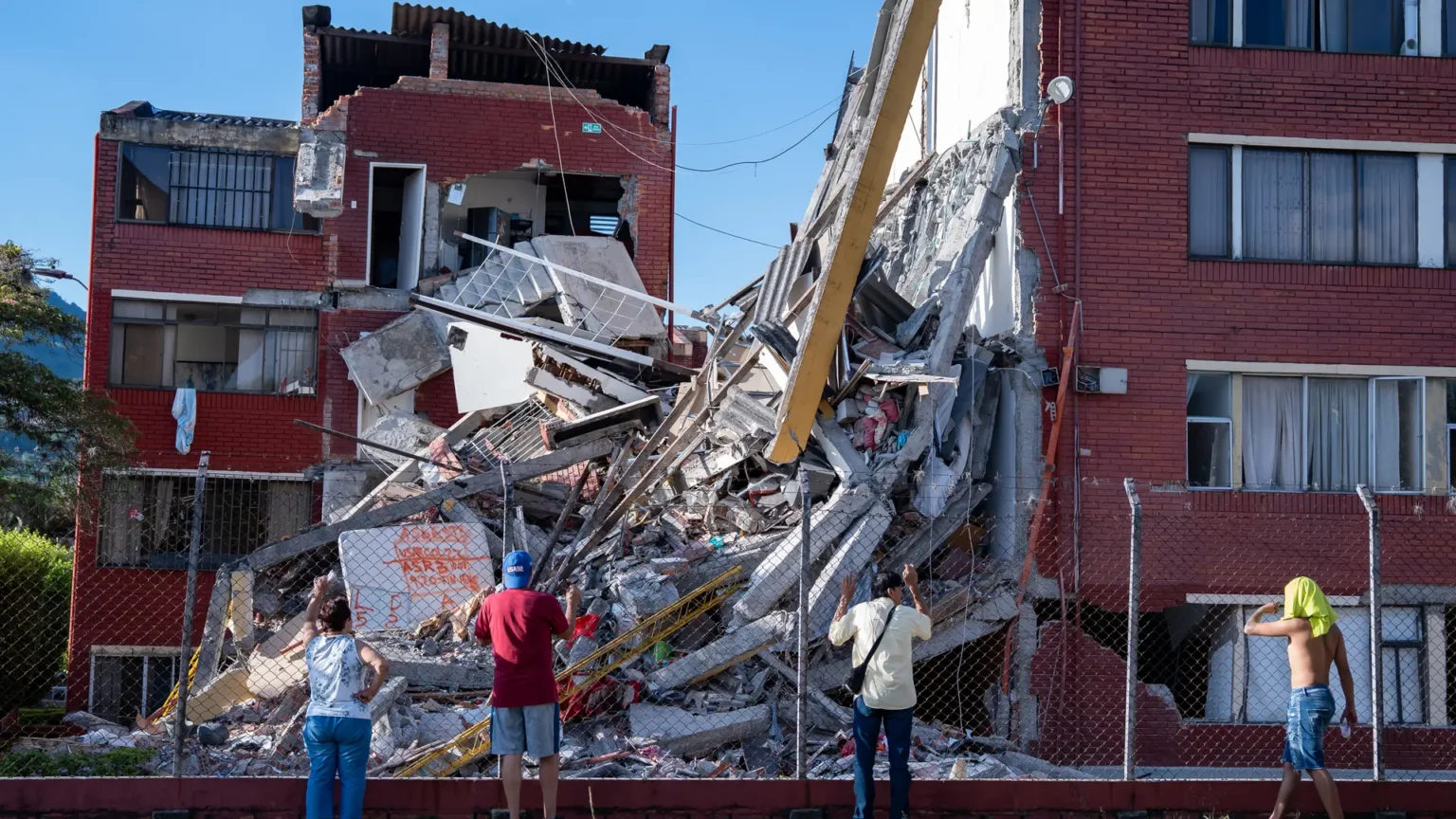 Terremoto de magnitud 7.4 sacude Colombia y deja al menos 111 fallecidos según cifra parcial Terremoto de magnitud 7.4 sacude Colombia y deja al menos 111 fallecidos según cifra parcial