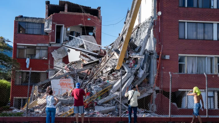 Terremoto de magnitud 7.4 sacude Colombia y deja al menos 111 fallecidos según cifra parcial Terremoto de magnitud 7.4 sacude Colombia y deja al menos 111 fallecidos según cifra parcial