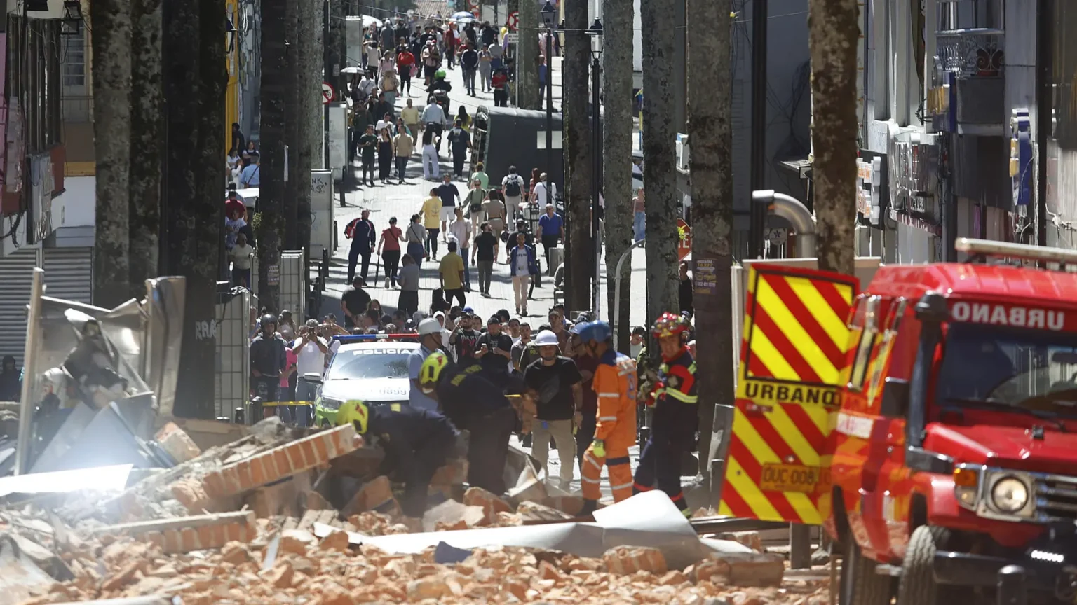 Terremoto de magnitud 7,4 en Colombia deja al menos 132 muertos y Manizales entre las ciudades más golpeadas Terremoto de magnitud 7,4 en Colombia deja al menos 132 muertos y Manizales entre las ciudades más golpeadas