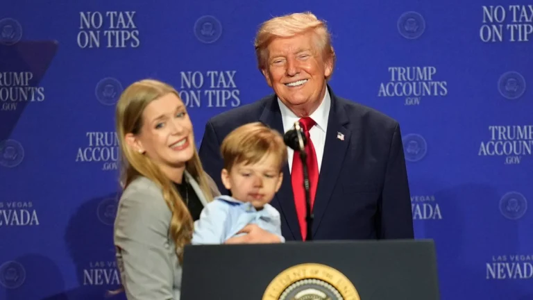 Trump evita que niño caiga del escenario en Las Vegas y bromea sobre Biden