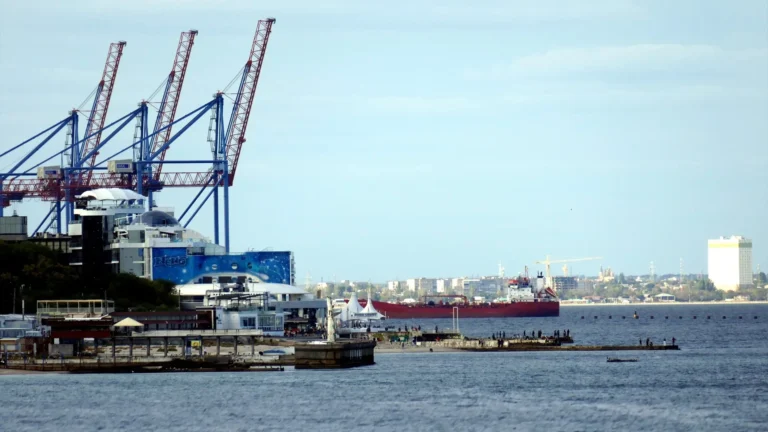Ucrania ataca dos refinerías en Riazán mientras Rusia intensifica bombardeos contra puertos del mar Negro Ucrania ataca dos refinerías en Riazán mientras Rusia intensifica bombardeos contra puertos del mar Negro