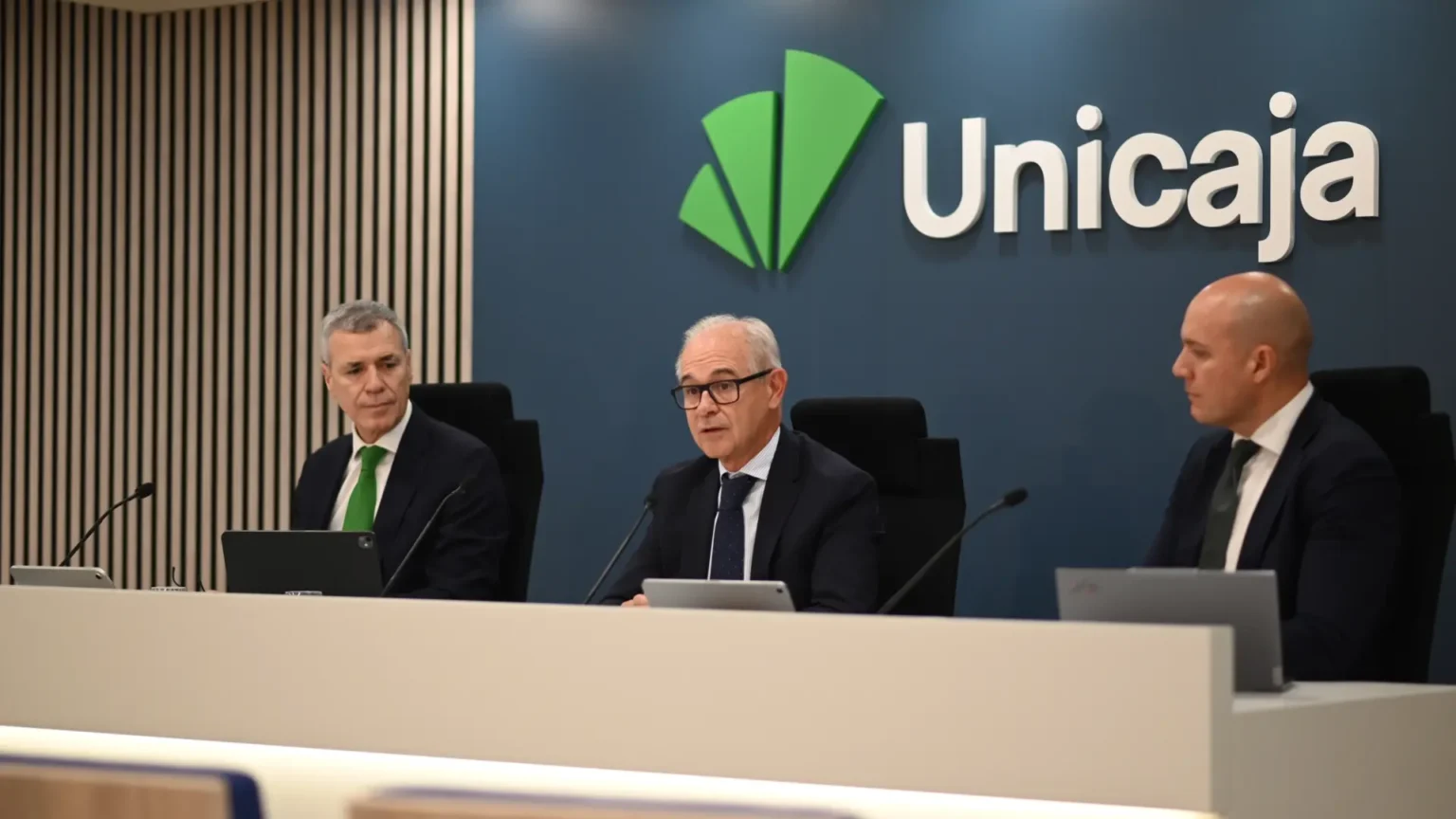 Unicaja descarta fusiones bancarias y apuesta por crecimiento en crédito al consumo Unicaja descarta fusiones bancarias y apuesta por crecimiento en crédito al consumo