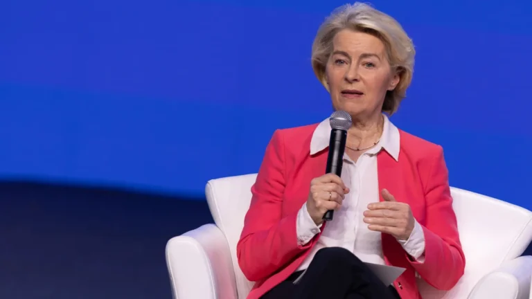 Von der Leyen anuncia envío de cuatro aviones para combatir incendios en Madrid y Ávila Von der Leyen anuncia envío de cuatro aviones para combatir incendios en Madrid y Ávila