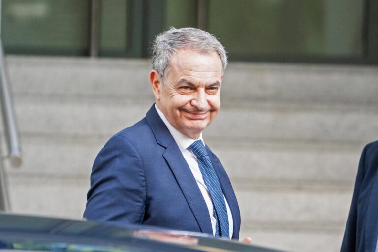 Zapatero califica las joyas como regalo de cortesía personal y descarta intención de defraudar Zapatero califica las joyas como regalo de cortesía personal y descarta intención de defraudar