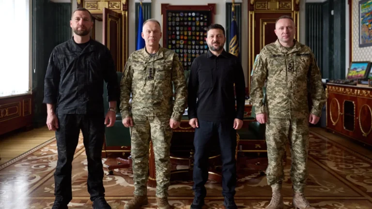 Zelenski reestructura la cúpula militar de Ucrania tras protestas masivas en Kiev Zelenski reestructura la cúpula militar de Ucrania tras protestas masivas en Kiev