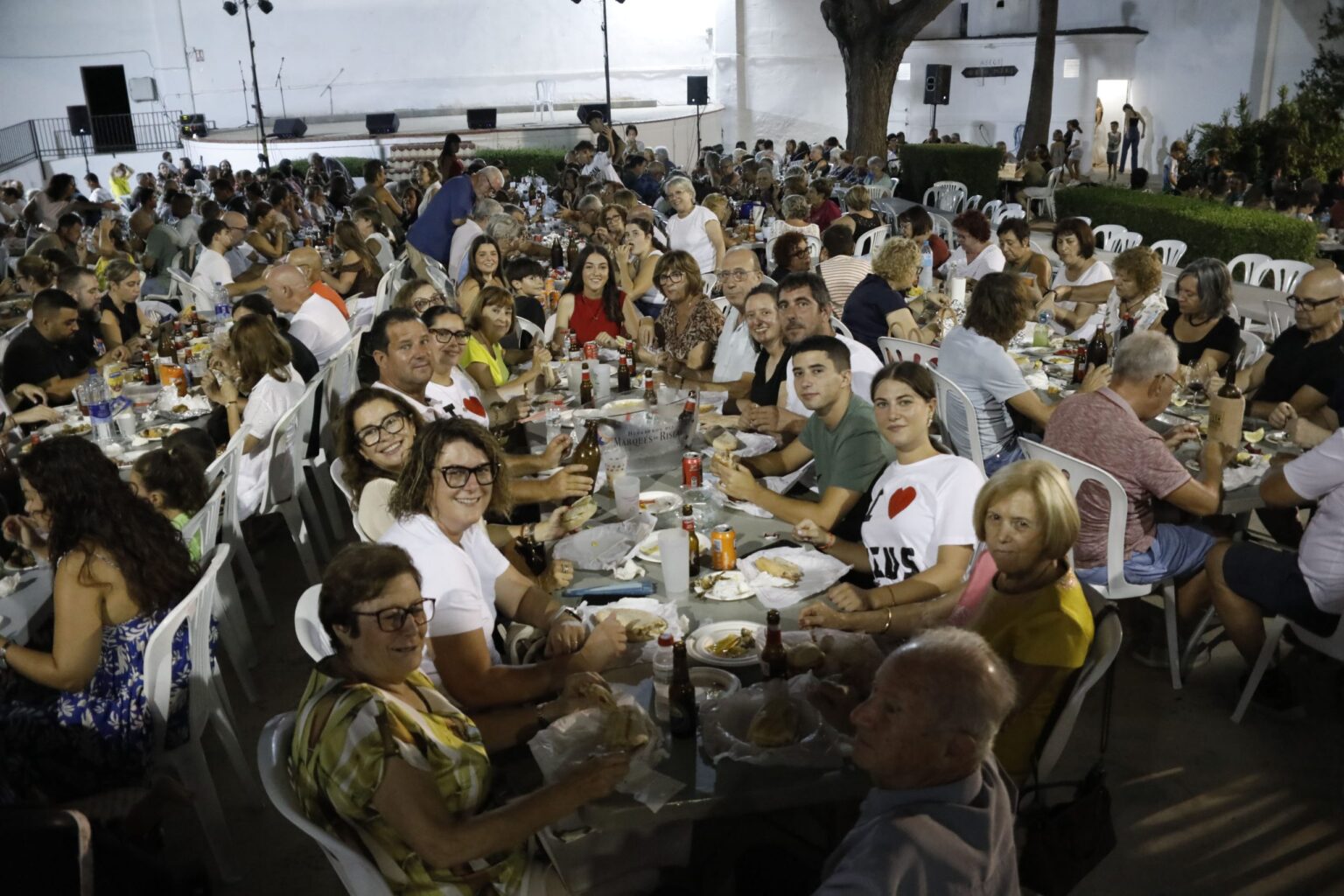 La sardinada tradicional congrega a vecinos y amigos en la plaza del Cinema de La Xara