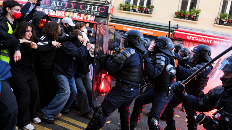 Francia registra 100 arrestos en París durante una jornada de protestas Agentes de policía durante una jornada de protestas en París, Francia.