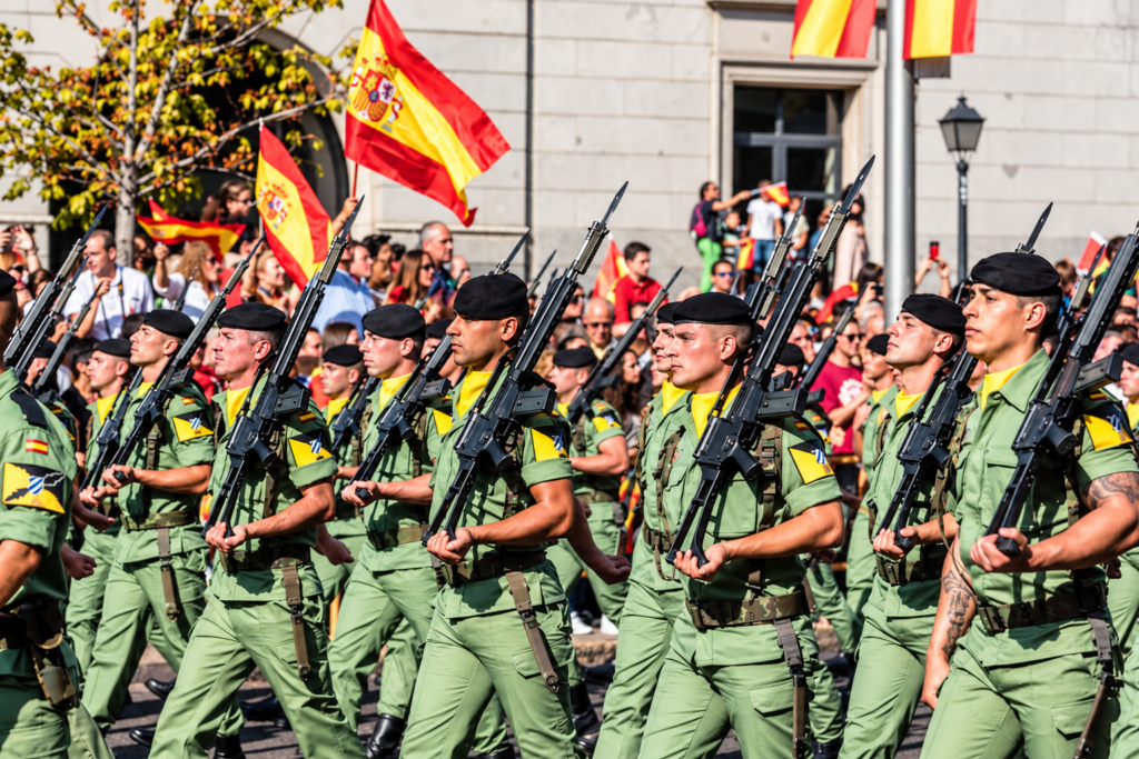 El Ejército español investiga denuncias de abusos contra migrantes en Ceuta Militares españoles desfilando.