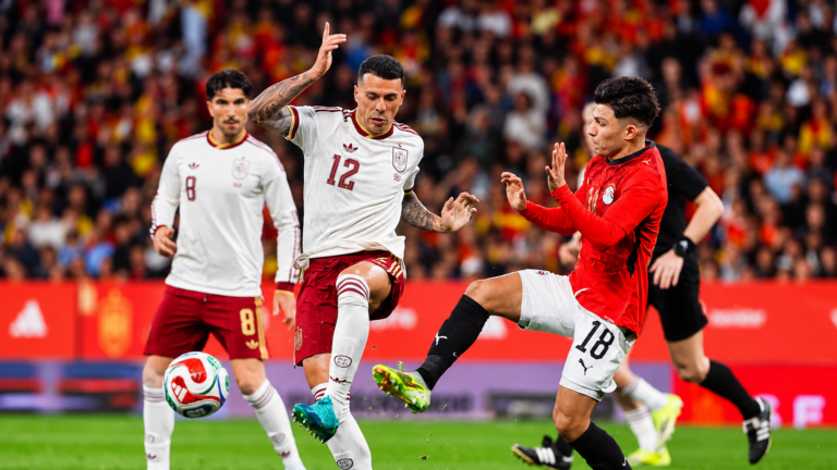 Jugadores de España y Egipto durante el partido amistoso