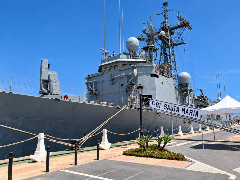Buque de la Armada española durante operaciones de vigilancia marítima cerca de Ceuta.