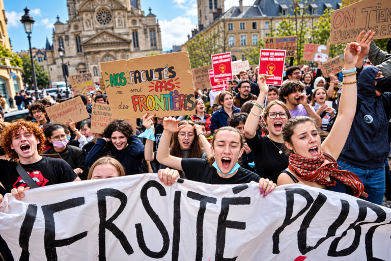 Francia registra casi 6 mil 900 detenidos por protestas estudiantiles Estudiantes participan en una protesta frente a un centro educativo en Francia.