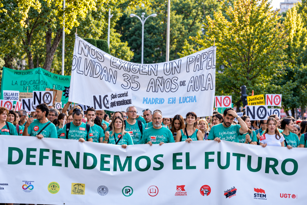 Huelga educativa en Madrid reúne a miles de personas en su tercer día Manifestantes durante una protesta del profesorado de la enseñanza pública en Madrid.