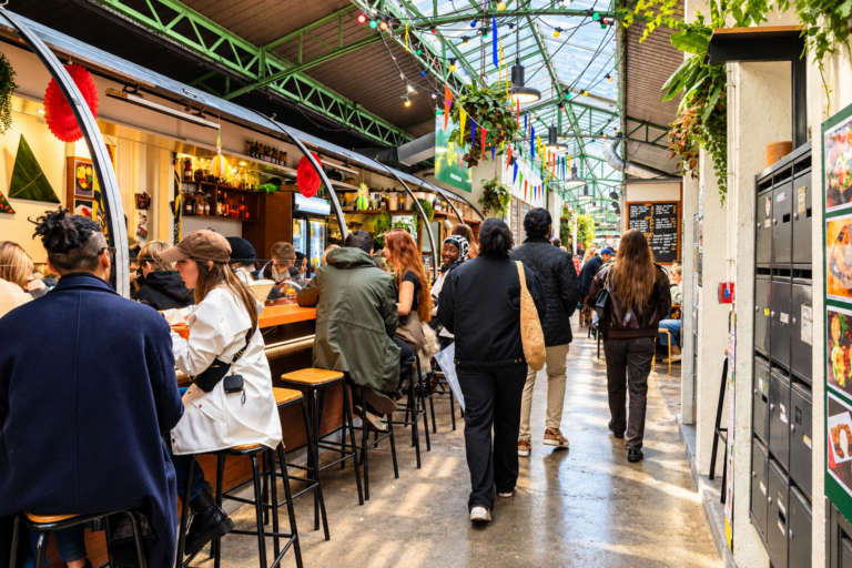 Mercado histórico de los Enfants Rouges en París antes del incendio