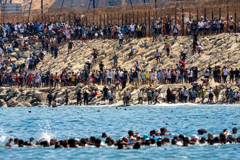 Ceuta estima que 15 mil migrantes siguen en la ciudad tras la entrada masiva de julio Zona de Ceuta afectada por la llegada masiva de migrantes desde Marruecos en julio de 2026