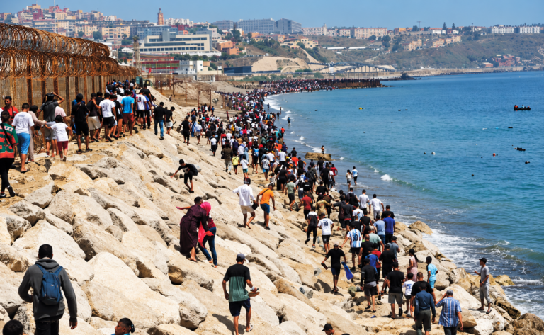 CNI afirma que Marruecos conocía los preparativos de la entrada masiva de migrantes a Ceuta Frontera entre Marruecos y Ceuta durante la crisis migratoria. Copiar