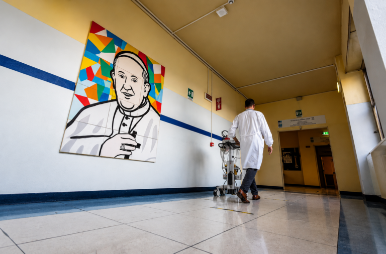El Papa Francisco continúa la terapia prescrita por los médicos en el Hospital Gemelli