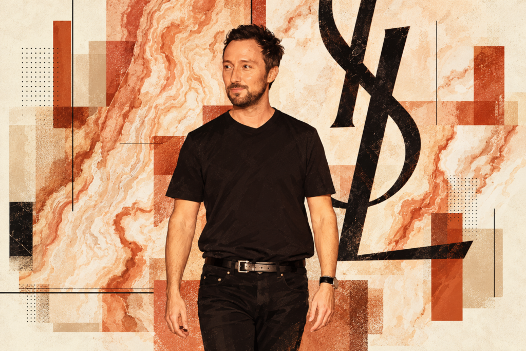 Anthony Vaccarello posando frente al público.