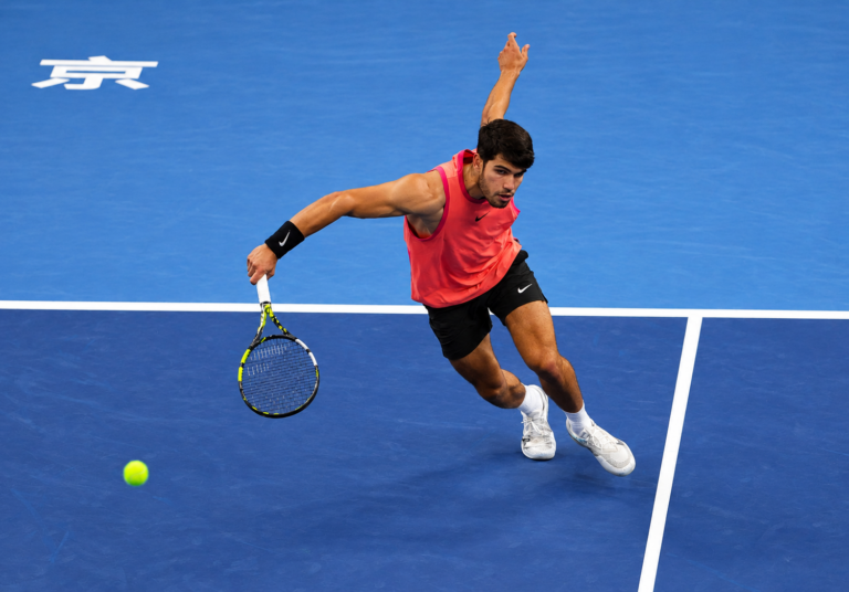 Carlos Alcaraz durante un partido de tenis en pista dura