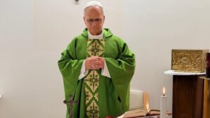 León XIV, oficiando misa y con buen aspecto en las primeras fotografías tras su operación
