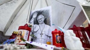 Imágenes, velas y oraciones por el Papa León ante la estatua de San Juan Pablo II en la plaza frente al Hospital Gemelli (ANSA)